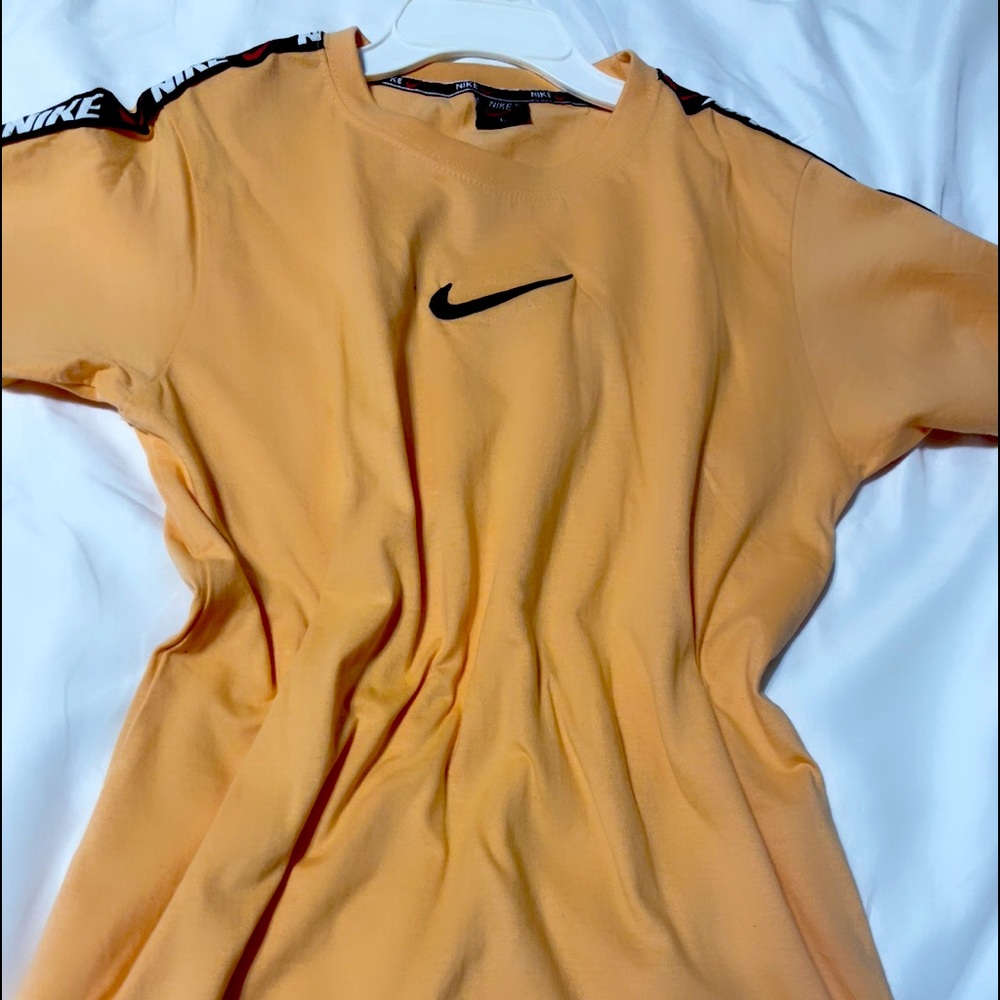 Cute women Nike shirt. Size Large. Nike brand